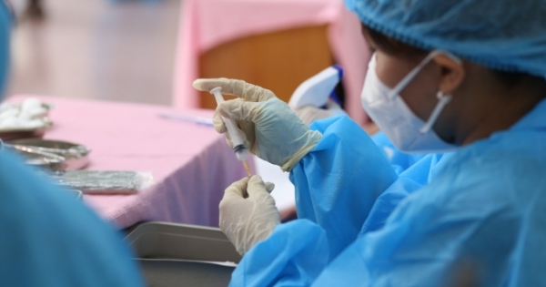 Người đến TP HCM chưa tiêm vaccine phòng COVID-19 phải cách ly 14 ngày tại nhà