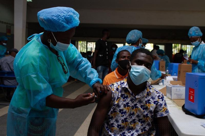 Tiêm vaccine phòng COVID-19 ở Luanda (Angola). Ảnh: AFP (chụp ngày 1/10/2021)