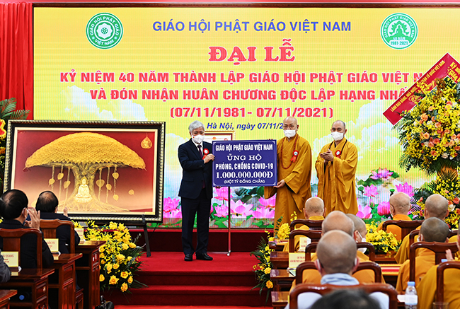 Trung ương Giáo hội trao tặng Ủy ban Trung ương MTTQVN để ủng hộ công tác phòng, chống Covid-19 với số tiền 1 tỷ đồng.