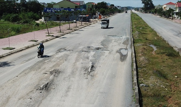 Đường gần 300 tỷ đồng chưa bàn giao đã hỏng
