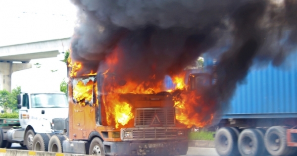 Đầu kéo container bốc cháy ngùn ngụt trên cầu Thanh Trì, khiến giao thông ùn tắc