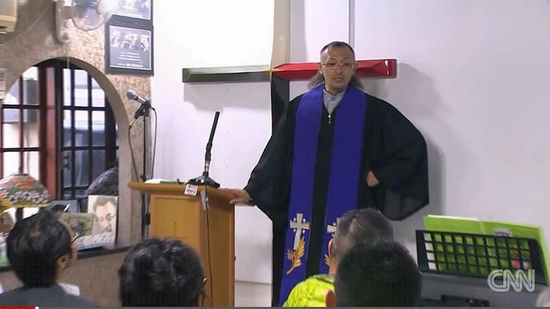 Từ một yakuza kh&eacute;t tiếng một thời, Shindo trở th&agrave;nh linh mục giảng đạo cho mọi người.