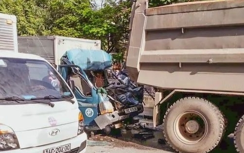 Quảng Ninh: Đâm vào đuôi xe ben, tài xế xe tải mắc kẹt trong cabin