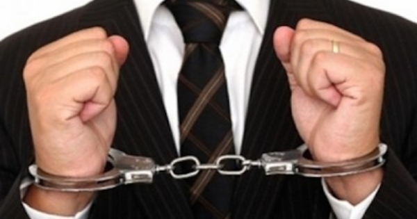 Ra bản án giả, một thư ký toà án bị bắt