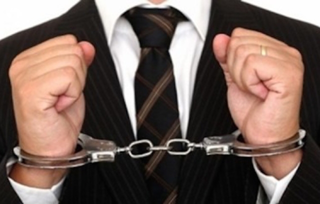 Ra bản án giả, một thư ký toà án bị bắt