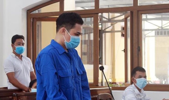 Vác dao đi chém người trong cơn say, bị cáo lãnh 20 năm tù