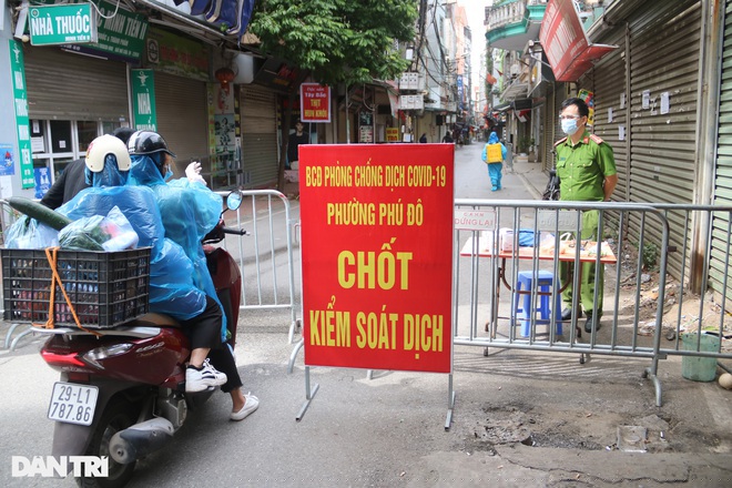 Lực lượng chức năng lập chốt chặn tại khu vực bên trong cổng làng bún Phú Đô (Ảnh: Trần Thanh).