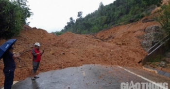 Đường Nha Trang - Đà Lạt bị ngăn cách do sạt lở