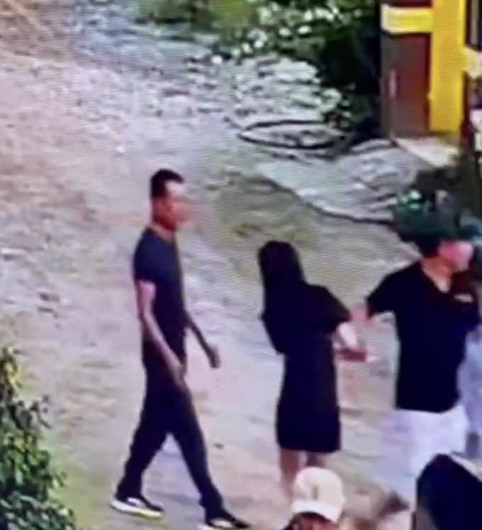 Em T vùng vẫy thoát chạy vẫn bị bắt cóc đưa lên ô tô. Ảnh cắt từ clip