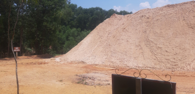 Trong khi cơ quan chức năng xử lý tranh chấp giữa hai bên, Trường Sĩ quan Lục quân 2 đã hợp đồng với Công ty Hoàng Phúc Ngân thi công hệ thống thao trường huấn luyện bơi vũ trang và tiến hành đào bới, bơm hút, rửa cát vô tội vạ.