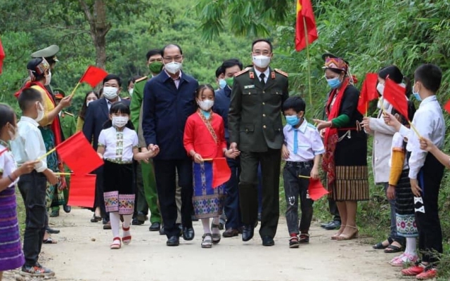 Gi&aacute;m đốc C&ocirc;ng an tỉnh Nghệ An dự ng&agrave;y Đại đo&agrave;n kết d&acirc;n tộc với đồng b&agrave;o x&atilde; Na Loi