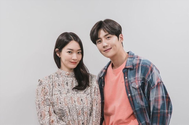 Kim Seon Ho v&agrave; Shin Min Ah đ&oacute;ng cặp trong bộ phim Hometown Cha-Cha-Cha đang g&acirc;y ấn tượng với diễn xuất l&ocirc;i cuốn, nhận được nhiều lời khen.