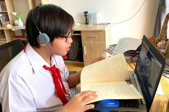 Lịch học th&ecirc;m k&iacute;n m&iacute;t n&ecirc;n việc vừa l&agrave;m b&agrave;i vừa ăn cơm, ngủ 4-5 tiếng với học sinh l&agrave; chuyện b&igrave;nh thường. (Ảnh minh họa)