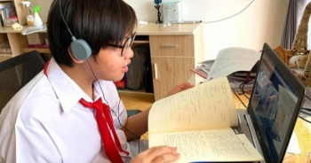 Học sinh ăn tạm, ngủ thiếu, phờ phạc vì học thêm… online