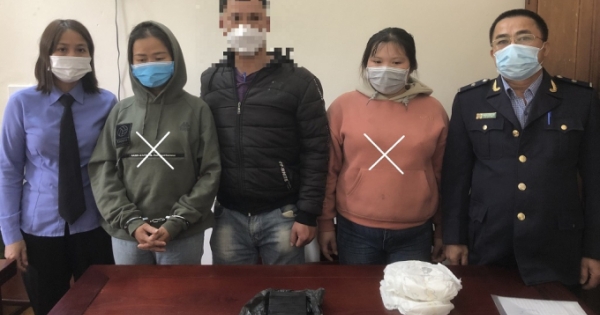 Dì đưa cháu đi vận chuyển “hàng trắng”