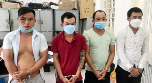 Bắt tạm giam 5 đối tượng vào trụ sở công an cướp xe máy tang vật