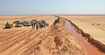 “Vạn lý trường thành” bằng cát ở Tây Phi