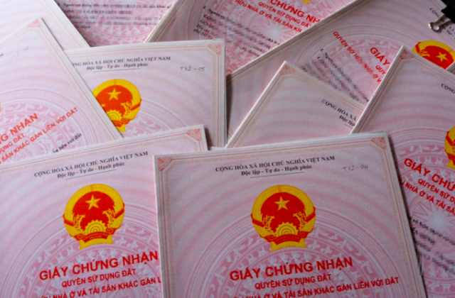 Bình Dương: Nhóm đối tượng chuyên đi làm giả sổ đỏ, lừa bán đất rồi chiếm đoạt hơn 2,5 tỷ đồng