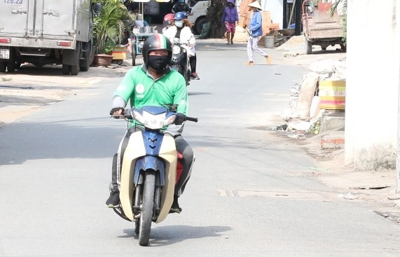 Thời tiết nắng nóng khiến nhiều người bịt kín khi ra đường (Ảnh minh họa)