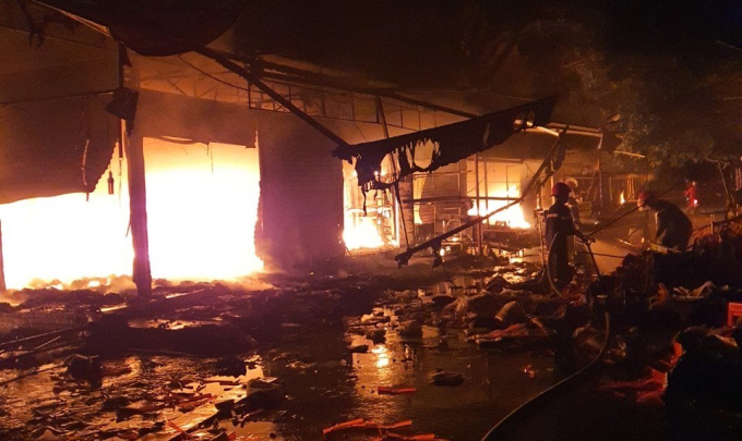 Chữa cháy tại chợ Núi Đèo, huyện Thủy Nguyên.