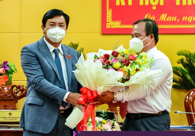 &Ocirc;ng Nguyễn Minh Lu&acirc;n (b&ecirc;n phải) được bầu giữ chức Ph&oacute; Chủ tịch UBND tỉnh C&agrave; Mau nhiệm kỳ 2021-2026. (Nguồn: VGP)