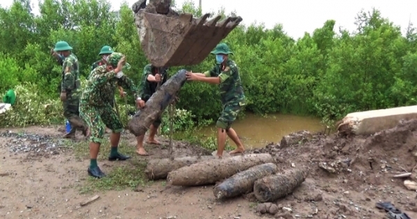 Bộ chỉ huy Quân sự tỉnh Bạc Liêu bàn giao 5 quả bom còn sót lại sau chiến tranh