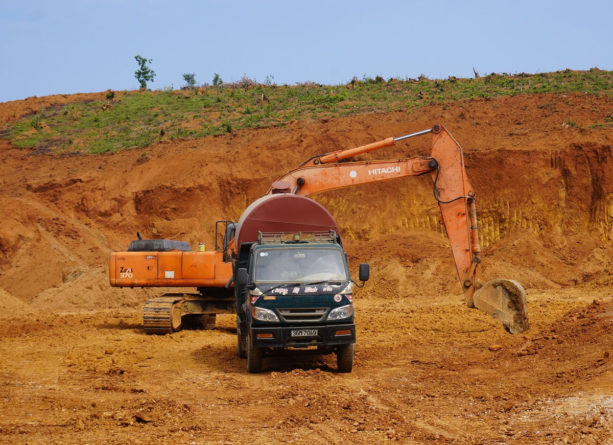 Dân mang thùng phuy, khúc gỗ... chặn đoàn xe tải chở đất - Ảnh 11.