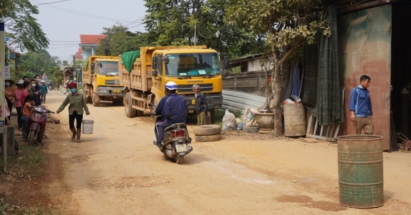 Dân mang thùng phuy, khúc gỗ... chặn đoàn xe tải chở đất