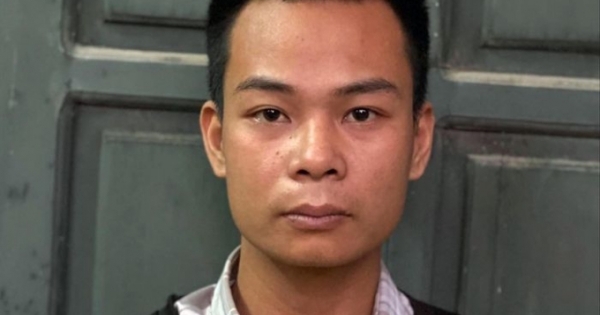 Dùng dao bầu dí vào cổ nhân viên cửa hàng điện thoại để cướp hơn 50 triệu đồng