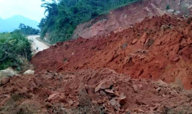 Sạt lở ở QL15C gây ách tắc giao thông hiện đang được xử lý