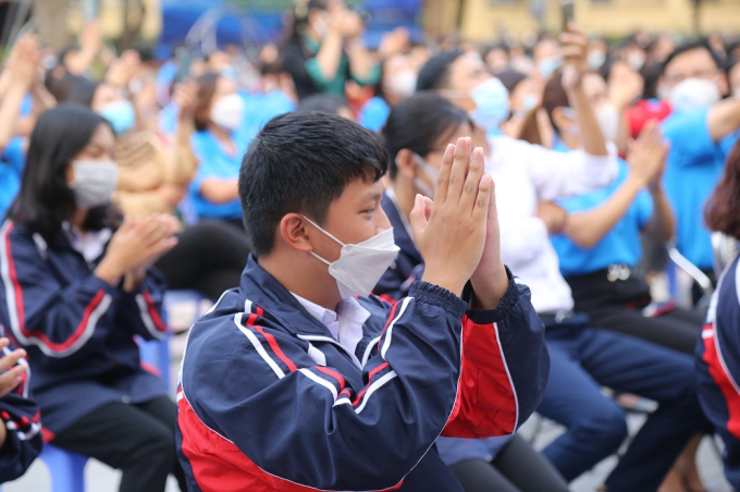 C&aacute;c bạn học sinh vui mừng khi ch&agrave;o đ&oacute;n t&acirc;n v&ocirc; địch Đường l&ecirc;n đỉnh Olympia mang v&ograve;ng nguyệt quế trở về trường.