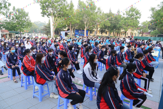 Do t&igrave;nh h&igrave;nh dịch bệnh Covid-19 đang diễn biến phức tạp, quy m&ocirc; sự kiện chỉ khoảng 300 người. Mọi người tu&acirc;n thủ, thực hiện nghi&ecirc;m chỉnh 5K trong buổi lễ ch&agrave;o mừng.