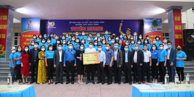 Tập thể c&aacute;c thầy c&ocirc; gi&aacute;o nh&agrave; trường, cựu học sinh, c&aacute;n bộ c&aacute;c ban, ng&agrave;nh đo&agrave;n thể chụp ảnh lưu niệm c&ugrave;ng Ho&agrave;ng Kh&aacute;nh.