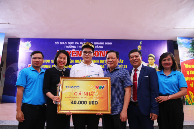 Ban gi&aacute;m hiệu trường THPT Bạch Đằng chụp ảnh chung vui c&ugrave;ng gia đ&igrave;nh Kh&aacute;nh.