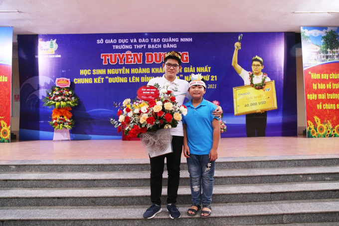 Ho&agrave;ng Kh&aacute;nh chụp ảnh c&ugrave;ng fan nh&iacute;.