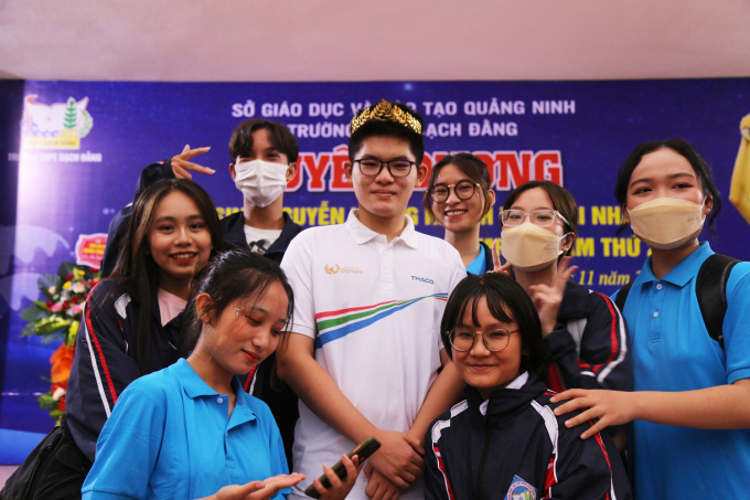 C&aacute;c bạn học sinh th&iacute;ch th&uacute; khi được chụp ảnh c&ugrave;ng thần tượng.