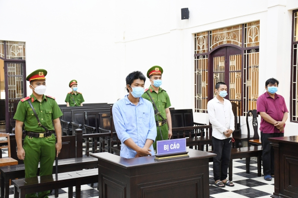 17.11- Bi cao Phuoc tai phien toa