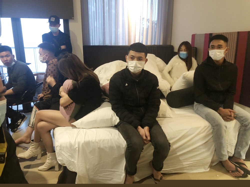 Các đối tượng bị bắt quả tang tại khách sạn Pao’s Sa Pa. Ảnh: Báo Lào Cai