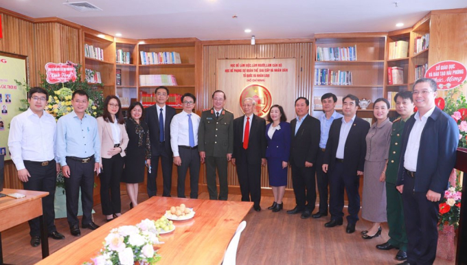 Các đại biểu kéo băng khánh thành phòng đọc.