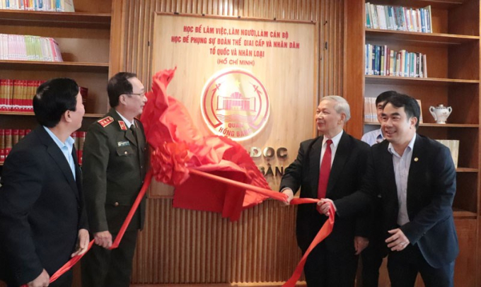 Các đại biểu kéo băng khánh thành phòng đọc.