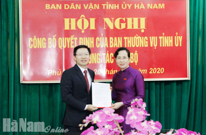 Đồng chí Lê Thị Thủy, Ủy viên Trung ương Đảng, Bí thư Tỉnh ủy trao Quyết định của BTV Tỉnh ủy cho đồng chí Đinh Văn An.