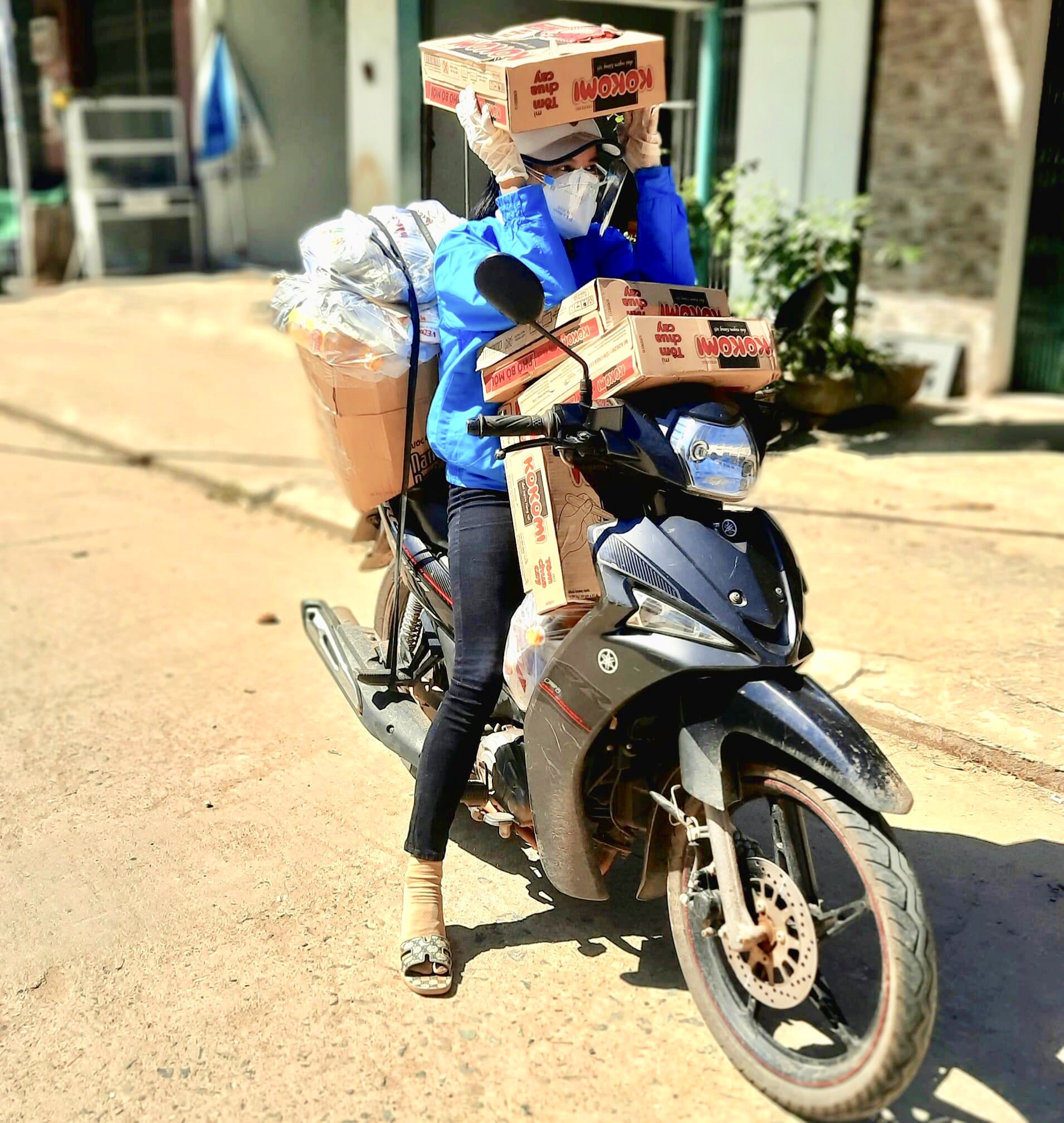 Cô giáo vùng cao làm shipper băng rừng lội suối, cõng hàng giúp người dân bị cách ly - Ảnh 2.