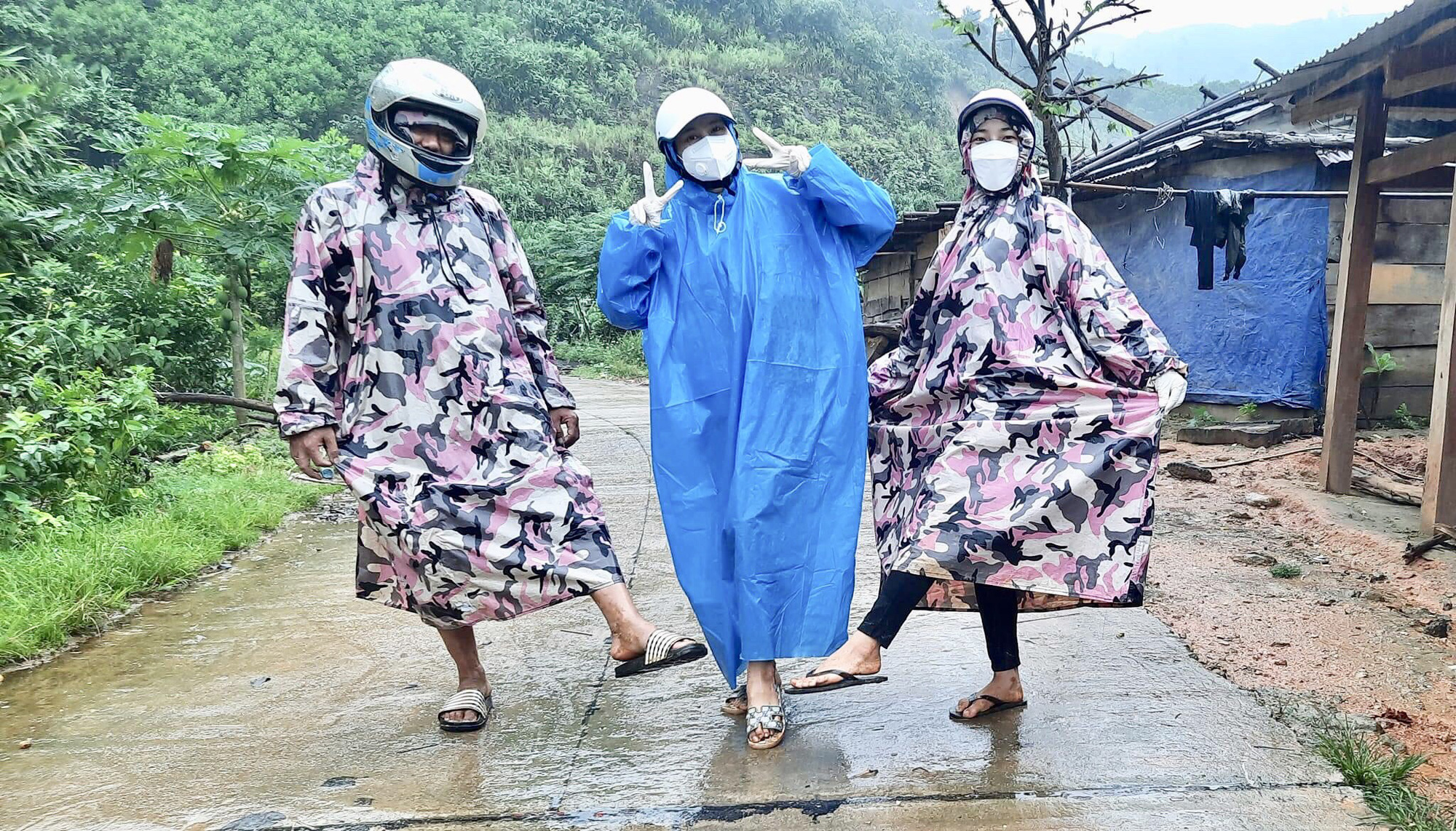 Cô giáo vùng cao làm shipper băng rừng lội suối, cõng hàng giúp người dân bị cách ly - Ảnh 4.