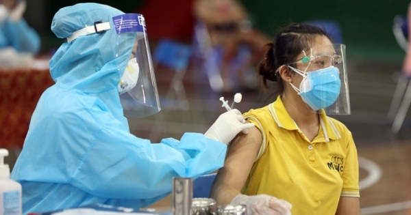 Bộ Y tế: Đẩy nhanh tiêm vắc xin COVID-19 cho người từ 18 tuổi trở lên