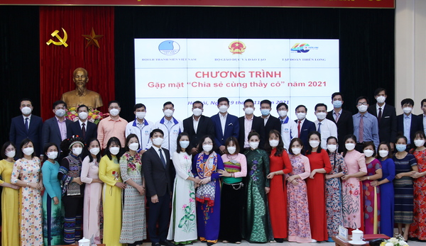 Thầy c&ocirc; v&agrave; những 'chuyến đ&ograve;' vượt b&atilde;o t&aacute;p COVID-19 - Ảnh 4.