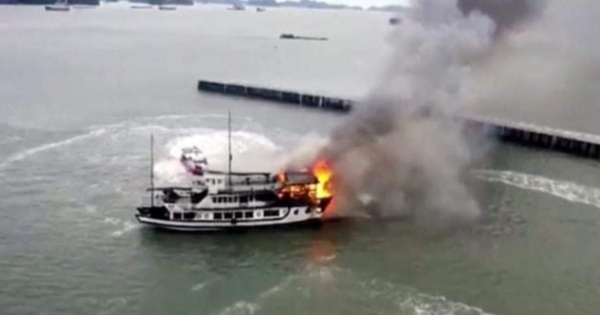 Quảng Ninh: Hai tàu du lịch bốc cháy dữ dội trên vịnh Hạ Long