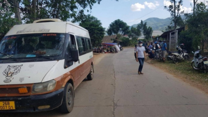 Chiếc xe 16 chỗ bất ngờ mở cửa khi đang chạy làm 1 học sinh tử vong và 1 học sinh bị thương.