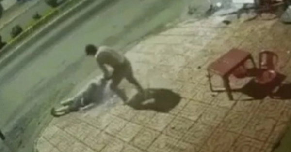 Rùng mình cảnh nam thanh niên bị kẻ đi đường đâm xe, dội nước sôi vào người