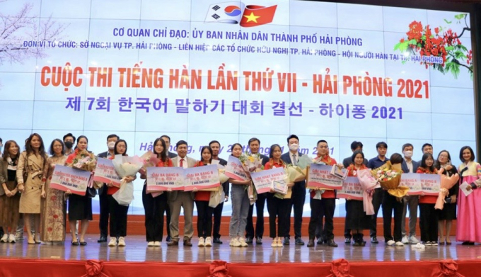 Ban tổ chức chụp ảnh kỷ niệm với các thí sinh.