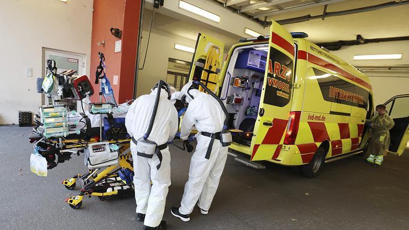 Chuyển bệnh nhân COVID-19 từ Bệnh viện Thueringen Kliniken đến Bệnh viện ở Hanover, Đức. Ảnh: dpa (qua AP) chụp ngày 26/11/2021.
